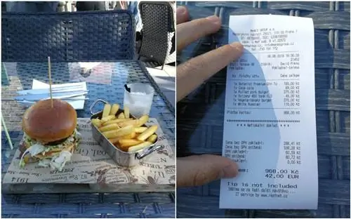 На изображении слева изображен бургер с жареным мясом на деревянном блоке. Изображение справа - это чек на всю еду.