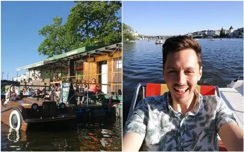 Изображение слева водного велосипеда, пришвартованного на берегу реки. Различные люди сидят на террасе, наслаждаясь солнцем. Изображение справа - селфи Джо Дэвиса на водном велосипеде.