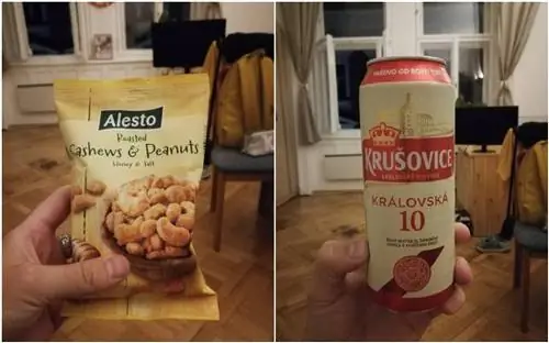Крупный план упаковки жареных кешью и арахиса слева; банка чешского пива справа.