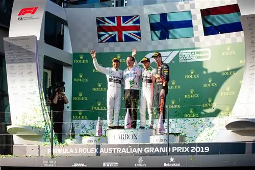 Слева направо: Второе место, пилот Mercedes-AMG Petronas Motorsport Льюис Хэмилтон (44 года), руководитель отдела динамики транспортных средств Mercedes Лоик Серра, победитель, пилот Mercedes-AMG Petronas Motorsport Валттери Боттас (77 лет) и пилот Aston Martin Red Bull Racing Макс Ферстаппен (33 года) на подиуме Гран-при Австралии Формулы-1 17 марта 2019 года на трассе Гран-при Мельбурна в Альберт-парке, Австралия.(Фото Speed Media/Icon Sportswire через Getty Images).