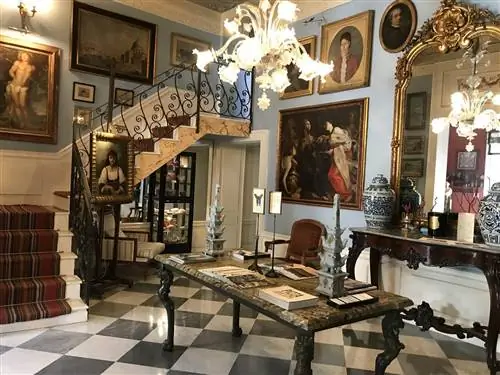 Вестибюль Casa D'Anna, украшенный картинами и старинной мебелью.