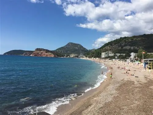 Вид на пляж в Сутоморе, последняя остановка перед прибытием поезда в порт Бар