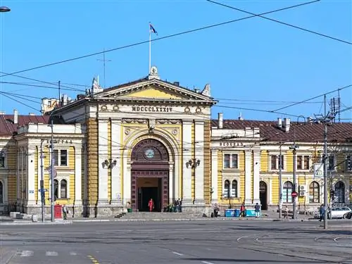 Внешний вид обветренного железнодорожного вокзала Белграда