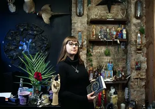 Мелисса Мадара, совладелица Catland Books, народная ведьма, травник и опытный провидец, которая проводит чтения, направленные на поиск практических решений жизненных вопросов. Мелисса Мадара, совладелица Catland Books, народная ведьма, травник и опытный провидец, которая проводит чтения, направленные на поиск практических решений жизненных вопросов.