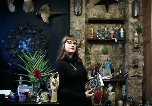 Погрузитесь в темные искусства вместе с Witch-in-Residence этого нью-йоркского отеля