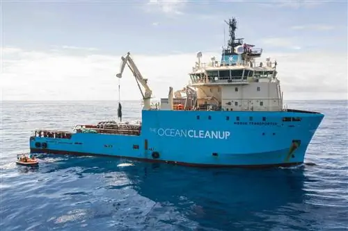 Корабль Ocean Cleanup в действии-j.webp