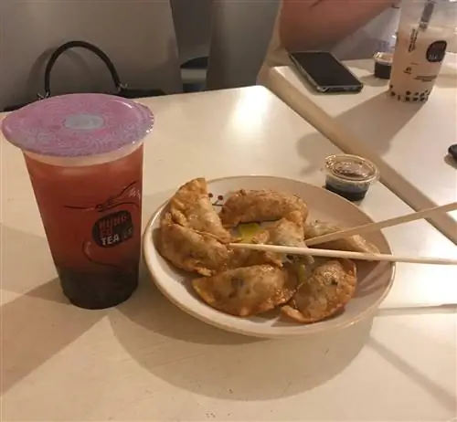 Клубнично-зеленый пузырьковый чай от Kung Fu Tea с жареными куриными клецками.