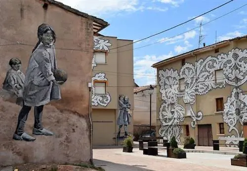 Уличные художники украшают испанскую деревню фресками, посвященными местным женщинам