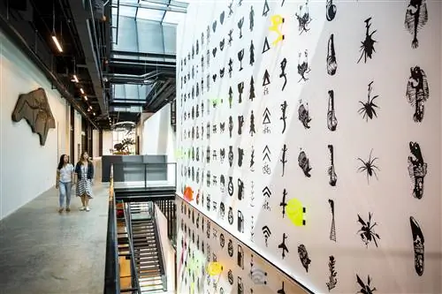 Гигантская настенная роспись, состоящая из плоских вырезов из черного винила и акцентированных 3D флуоресцентной акриловой формой.