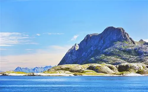 Гора выступает из красивой голубой воды.