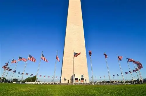 Крупный план памятника Вашингтону с флагами-j.webp