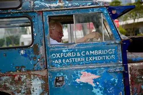 Тим Слессор (87) у двери своего отреставрированного Land Rover.