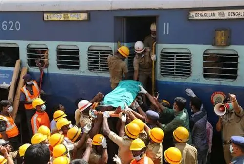 Поезд под Бангалором разбился, одиннадцать человек погибли