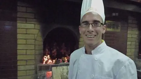 Автор жарит утку по-пекински в знаменитом пекинском ресторане Quanjude Roast Duck.