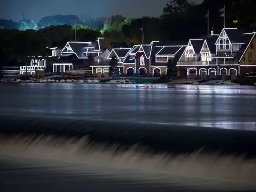 Получите гирлянды! 15 щедро освещенных рождественских городов в США