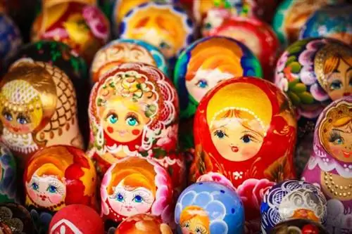 Копаемся между деликатесами и советским китчем