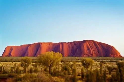 Восхождение на скалу Улуру запрещено