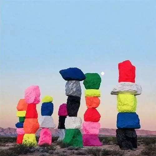 Разноцветные валуны освещают пустыню Невады