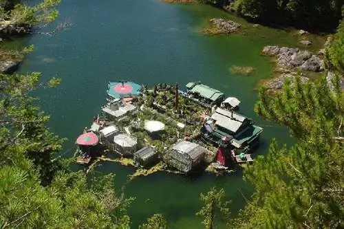 Жители сами построили этот плавучий дом