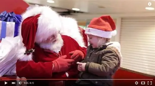 Приятная встреча: Трехлетний ребенок и Санта-Клаус общаются на языке жестов