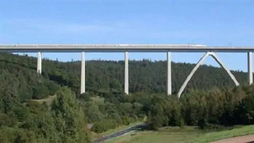 Упал насмерть: мужчина и двое детей прыгают с виадука Ромбаха