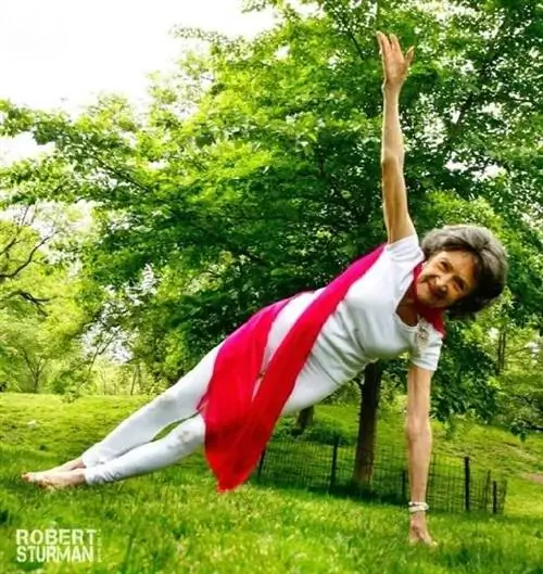 Невероятно. Этот 97-летний мужчина является старейшим учителем йоги