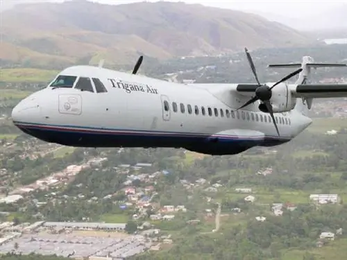 Самолет с 54 людьми на борту разбился в Индонезии