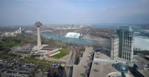 в окружении зданий