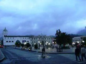 трава