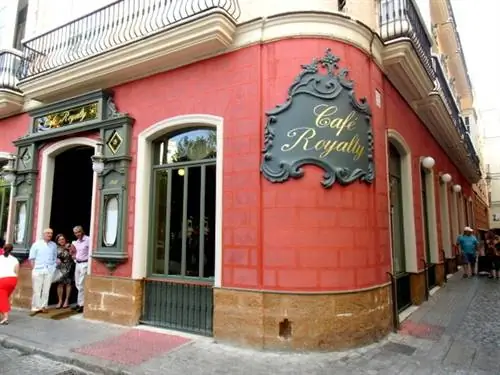 Обложка ресторана Café Royalty на площади Пласа-де-ла-Канделария в Кадисе.
