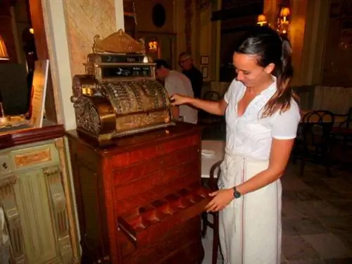 Мария показывает нам кассовый аппарат, купленный в Нью-Йорке.