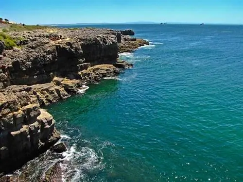 Скала рядом с Бока-ду-Инферно в Кашкайше, побережье Эшторила