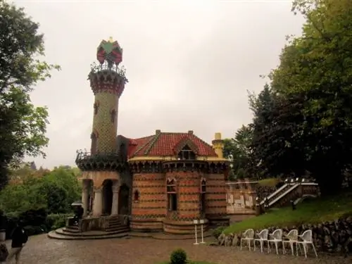 Вид на главную дверь Эль Капричо Гауди.