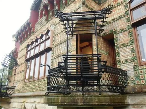 Творческий потенциал гения побудил его соорудить скамейки, вмонтированные в такие же перила.