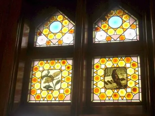 Витражи внутри украшены мотивами природы, которую он так любит.