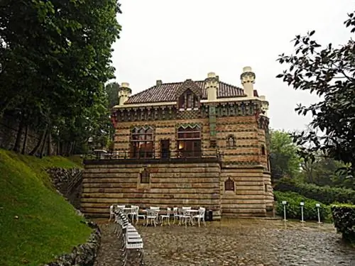 Фасад ближайшей к входу в помещение части