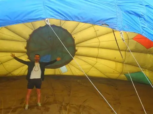 Размеры полотна воздушного шара заставляют почувствовать себя карликом