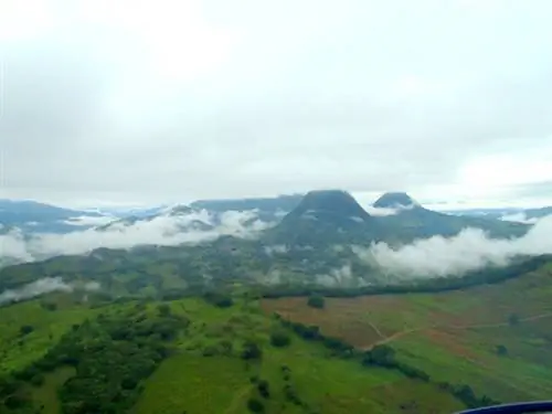 Тяжесть над горами и зелеными долинами Антиохии.