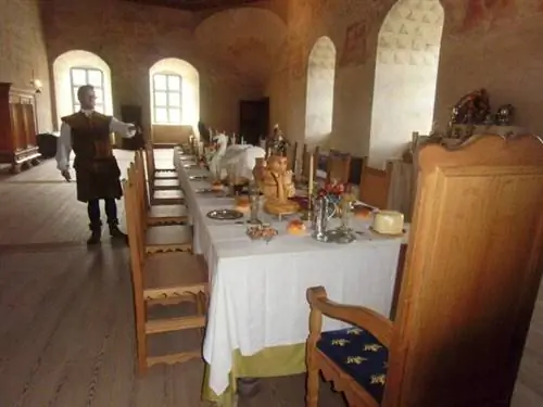 Наш гид Кристиан развлекался в столовой замка.
