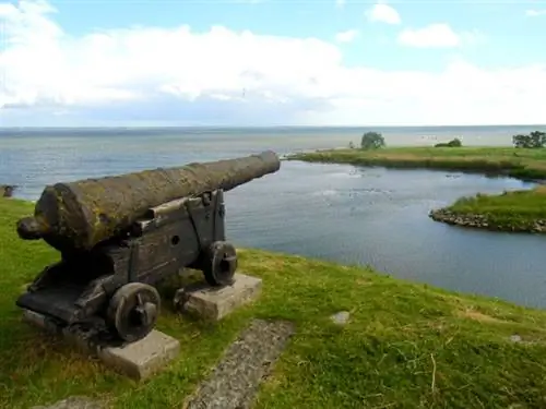 Замок охраняет вход со стороны Балтики.