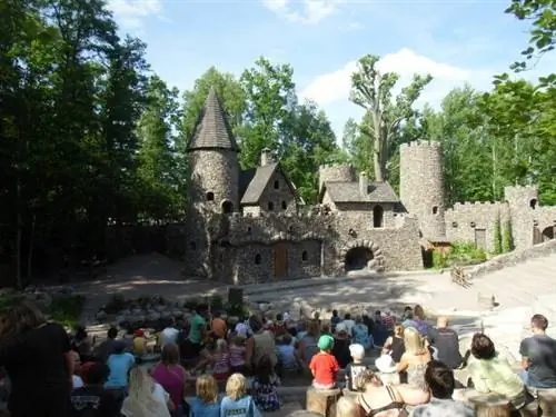 История Рони, дочери бандита, началась в замке.