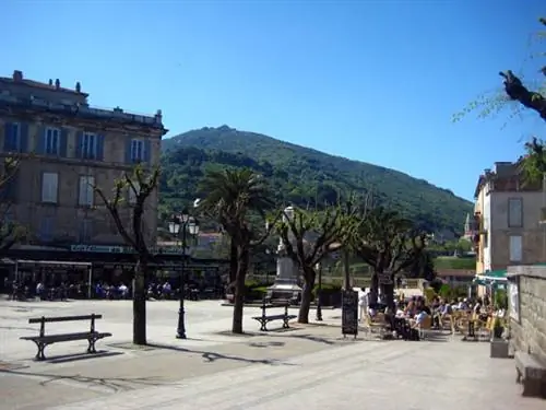 sartene_plaza_porta_corcega