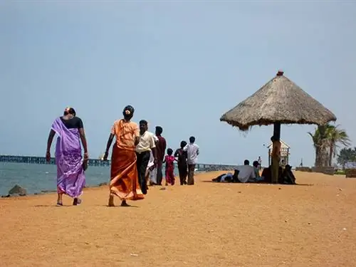 Прогуляйтесь под палящим солнцем по пляжу Пондичерри.