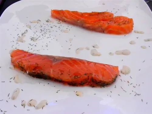 Маринованный лосось - одно из фирменных блюд.