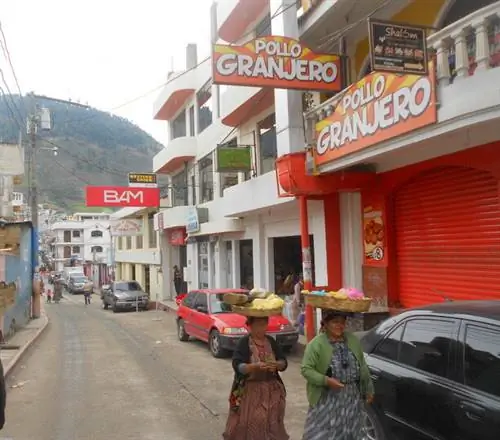 Технология не противоречит традициям. Женщина с мобильным телефоном с сенсорным экраном