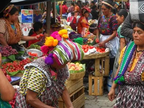 ..с эффектными головными уборами