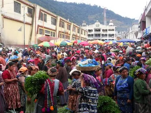 Рыночный день в Альмолонге, Гватемала