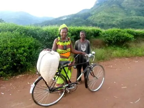 Жители Гуруэ возвращаются домой после работы