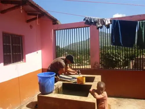 Мытье рук, пока мой маленький друг присматривает за мной