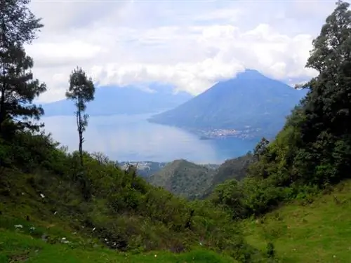 Вид на озеро Атитлан